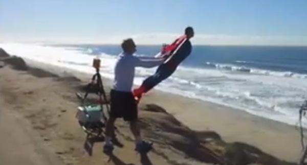 Un Superman vole au-dessus d’une plage Californienne