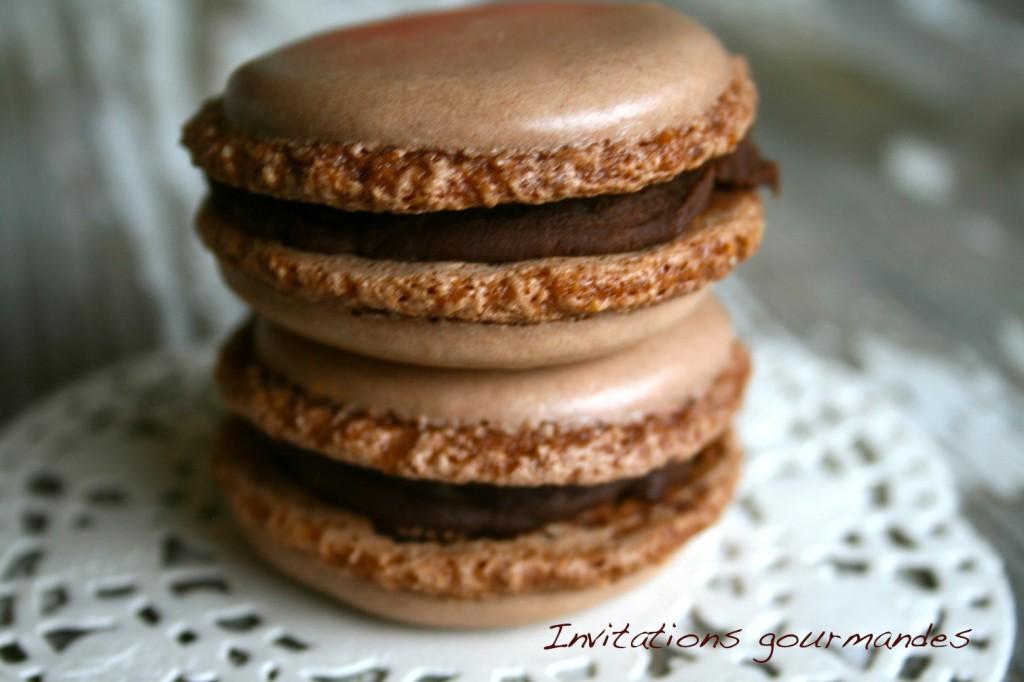 IMG_8592 MACARONS CHOCOLAT AUX ÉCLATS DE NOUGATINE