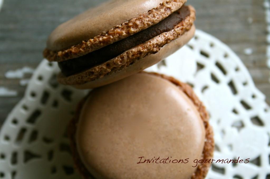 IMG_8591 MACARONS CHOCOLAT AUX ÉCLATS DE NOUGATINE