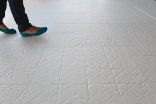 SOL DE PAPIER ? OU DE CÉRAMIQUE PAR RAW EDGES SOL DE PAPIER ? OU DE CÉRAMIQUE PAR RAW EDGES