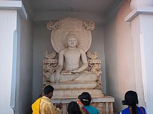 L-empereur-Ashoka-a-construit-le-Stupa-Dhauli-apres-la-Gra.jpg