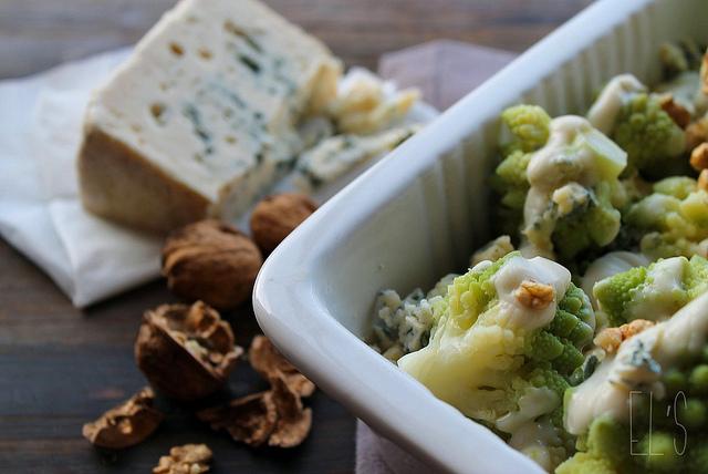 Gratin de chou romanesco au bleu, noix de Grenoble et crème végétale Emilie and Lea's Secrets