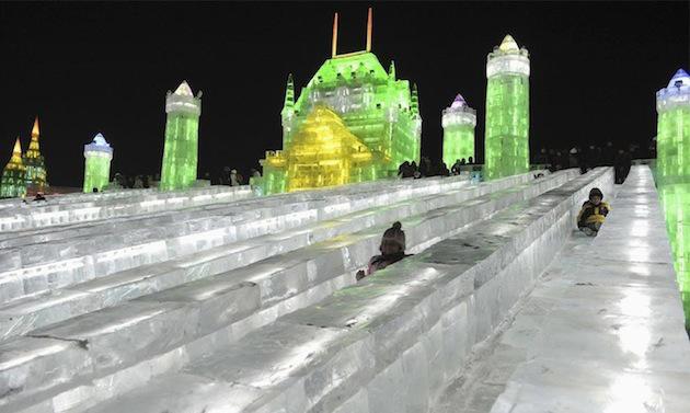 Glisse, Glace, Gloss LED-Lit-Ice-Slides-At-The-Harbin-Ice-Festival-in-China-8