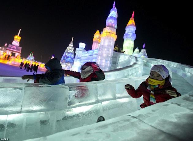 Glisse, Glace, Gloss LED-Lit-Ice-Slides-At-The-Harbin-Ice-Festival-in-China-6