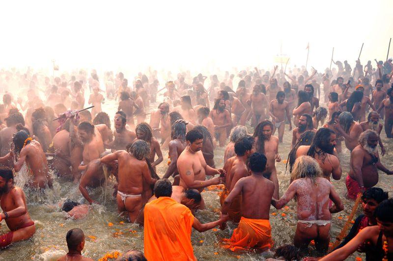 Marée humaine. La Kumbh Mela, qui a débuté lundi, est le plus grand rassemblement religieux au monde. Les pèlerins affluent en effet par millions pour s'immerger dans les eaux sacrées d'Allahabad, à la confluence de la rivière Yamuna et du Ganges. Pendant 55 jours, cette fête religieuse devrait rassembler 100 millions de fidèle