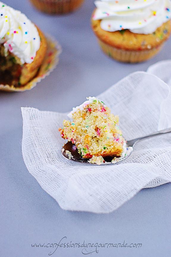 Cupcakes à la vanille et sprinkles 3 (avec texte)