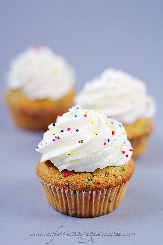 Cupcakes à la vanille et sprinkles 1 (avec texte)