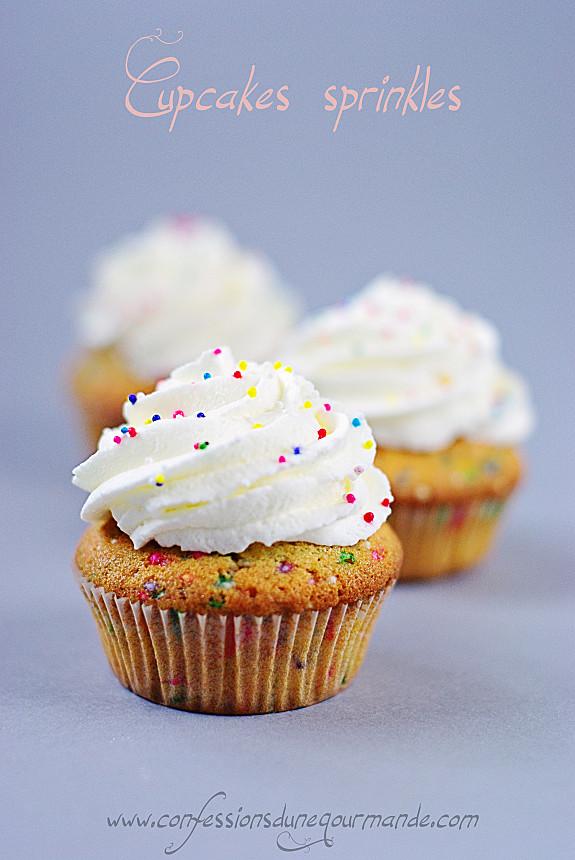 Cupcakes à la vanille et sprinkles (avec texte)