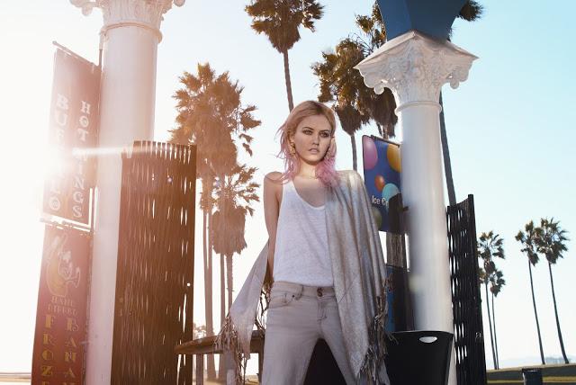 Charlotte Free sous le soleil californien pour Bershka