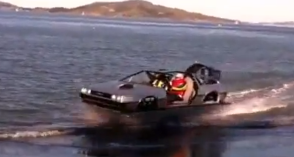 Une DeLorean flottante