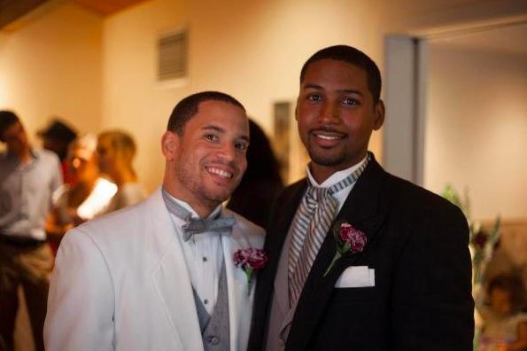 LES AFRO-AMERICAINS TOLERENT DE PLUS EN PLUS L’HOMOSEXUALITE Ravi Perry et Paris Prince, le premier couple homosexuel masculin à figurer dans la section mariages du magazine américain JET Magazine