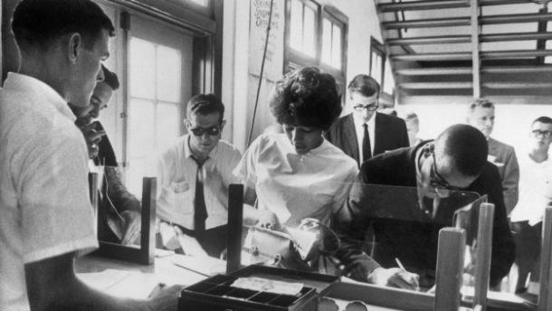 LE DECES DE JOHN HOOD COMBATTANT CONTRE LA SEGREGATION JOHN HOOD et Viviane Malone