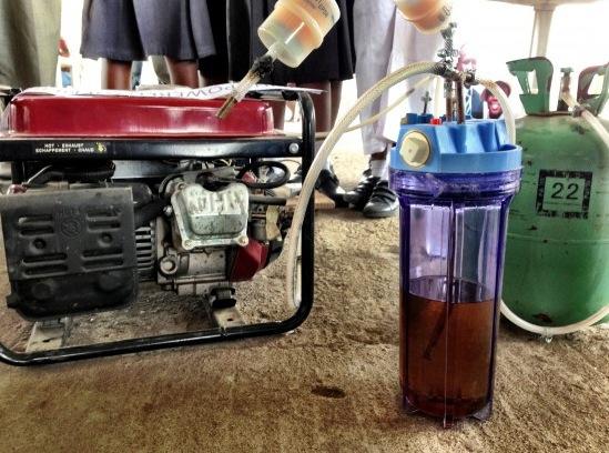 COMMENT TRANSFORMER DE L’URINE EN ELECTRICITE ? Duro-Aina Adebola, Akindele Abiola, Faleke Oluwatoyin, Bello Eniola (jeunes filles nigérianes) - un générateur qui transforme l'urine en electricité