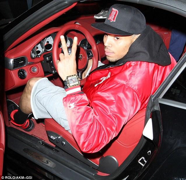 Chris Brown aperçu avec une blonde dans sa voiture !