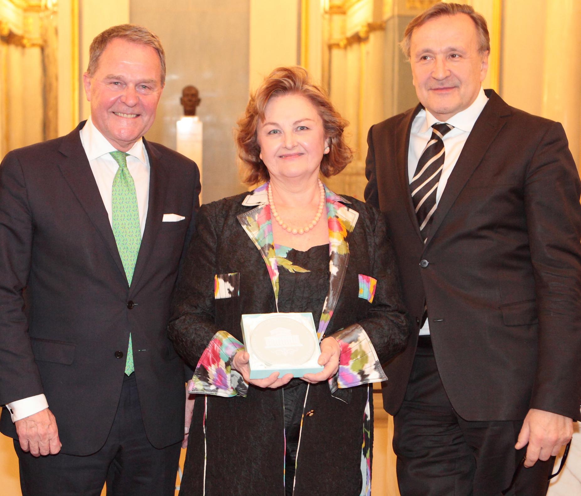 Le Bayerische Staatsoper a décerné la Médaille des Maîtres Chanteurs à Madame Edita Gruberova