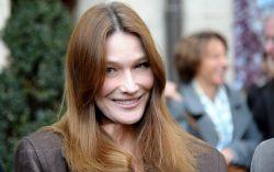 Carla Bruni signe chez Barclay Carla Bruni signe chez Barclay