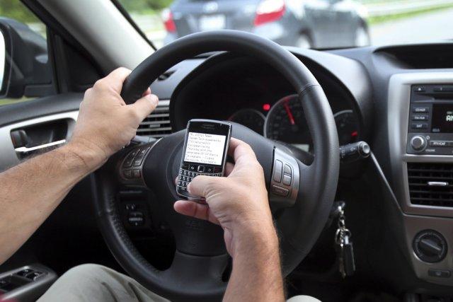 Texter au volant, une habitude tenace Même si 99 % des Québécois considèrent qu'échanger des... (PHOTO TOM BOLAND, PC)