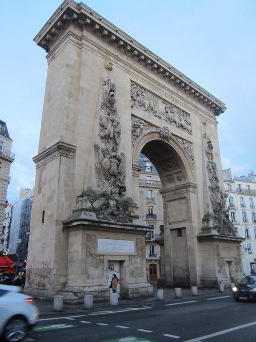 Porte Saint Denis Fin de dimanche Parisien sous la pluie....