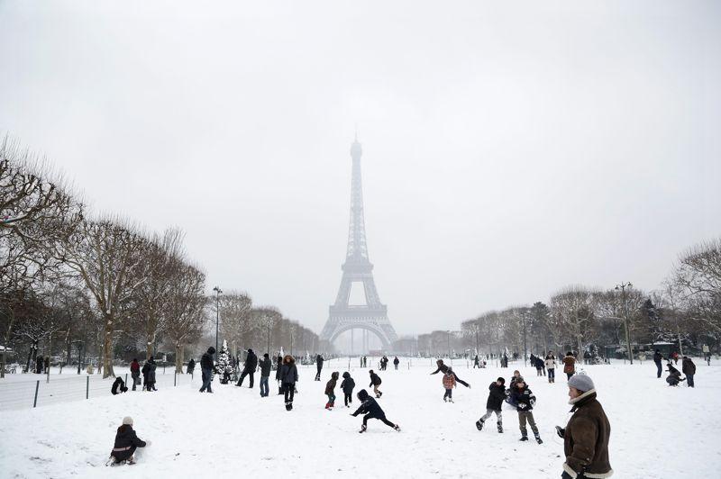 Dans la poudreuse. Après les récentes chutes de neige, Paris s'est transformée en aire de jeu ce week-end. En se promenant dans les rues de la capitale, on aurait pu se croire au bord des pistes des grandes stations de ski…