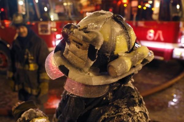 Chicago: Quand le feu et la glace s’entremêlent APTOPIX Warehouse Fire