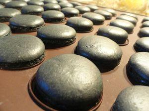 MACARONS NOIRS GANACHE AU REGLISSE ET MACARONS VIOLETS GANACHE AU CASSIS fromage maison + macarons réglisse 007