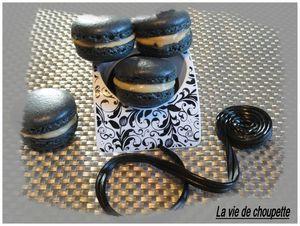 MACARONS NOIRS GANACHE AU REGLISSE ET MACARONS VIOLETS GANACHE AU CASSIS fromage maison + macarons réglisse 011