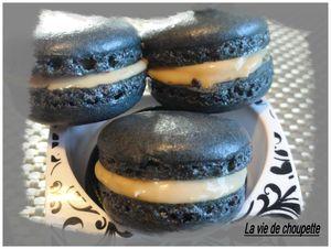 MACARONS NOIRS GANACHE AU REGLISSE ET MACARONS VIOLETS GANACHE AU CASSIS fromage maison + macarons réglisse 012