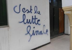 Lutte finale, graffiti en Tunisie en 2012 (Crédits : Denis Bocquet/Creative Commons) Syndicats PSA : La lutte finale, un peu plus chaque jour
