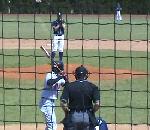 Une frappe foudroyante au baseball vidéo pitcher line drive balle tête