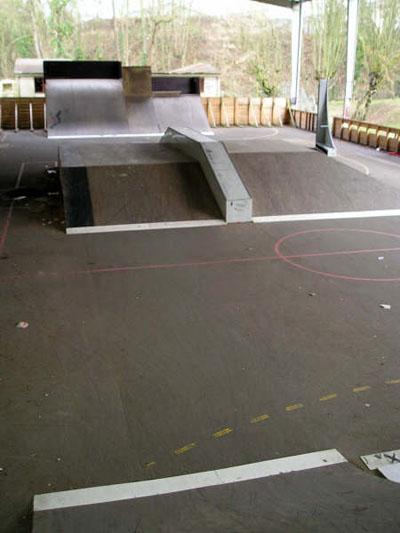 Spot : skatepark des Charmilles à Bourges (18) Spot : skatepark des Charmilles à Bourges (18)