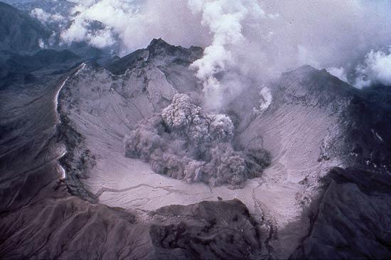 File:Pinatubo early eruption 1991.jpg