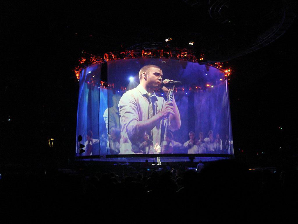 The 20/20 expérience en concert! http://www.vyv.ca/wp-content/uploads/2011/01/project_justin_11.jpg