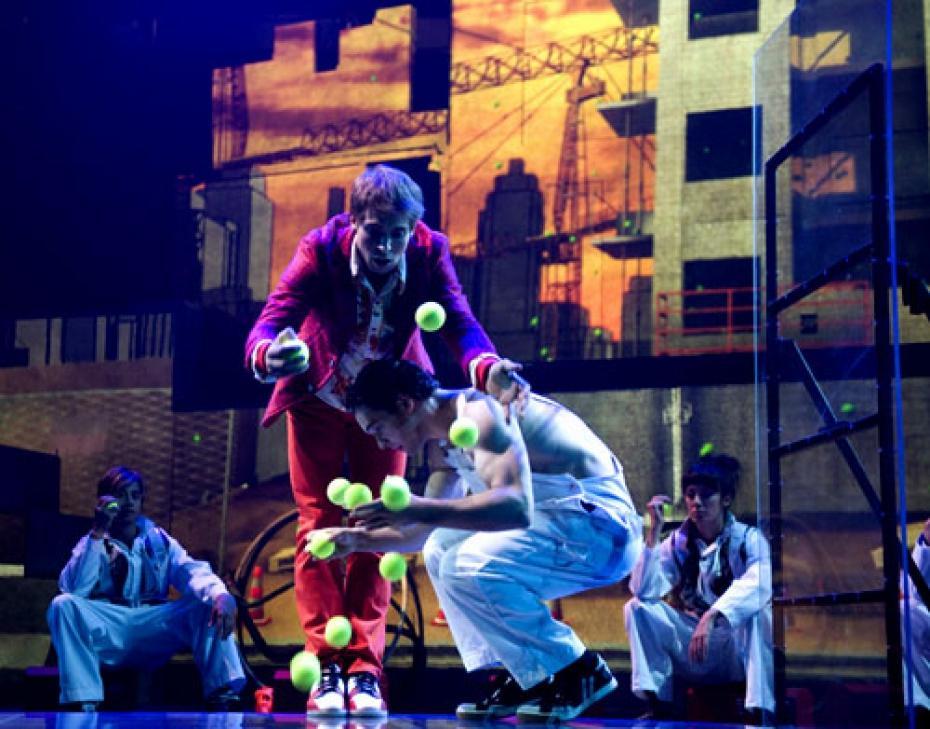 Coup de ❤ : le cirque Eloize ! http://media.melty.fr/article-1267539-ajust_930/nicolas-fortin-au-jonglage.jpg