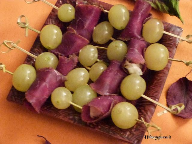 Brochettes raisin, gorgonzola et noix de boeuf / Gorgonzola, grape and dried beef brochettes