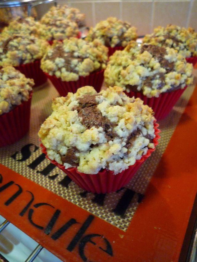 Muffins cacao-chocolat recouverts d’un streusel aux noix et aux amandes