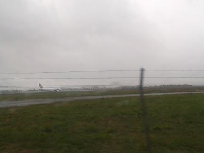 Je n'ai pas vu l'avion arriver, mais je l'ai regardé partir... Je n'ai pas vu l'avion arriver, mais je l'ai regardé partir...