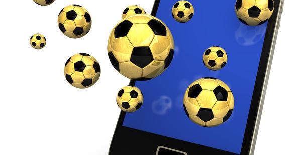 connected sports ballons de football sortant d'un smartphone
