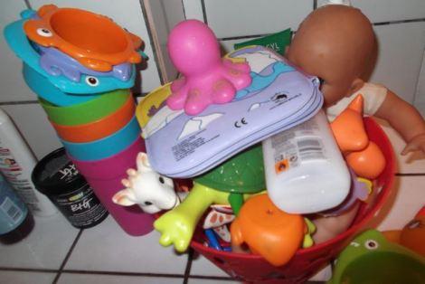 Working mum prévoit plein de jouets pour le bain