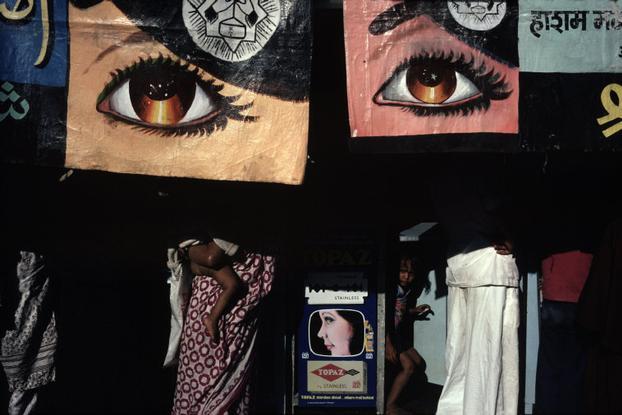ALEX WEBB : LA SOUFFRANCE DE LA LUMIÈRE INDIA. Bombay. 1981