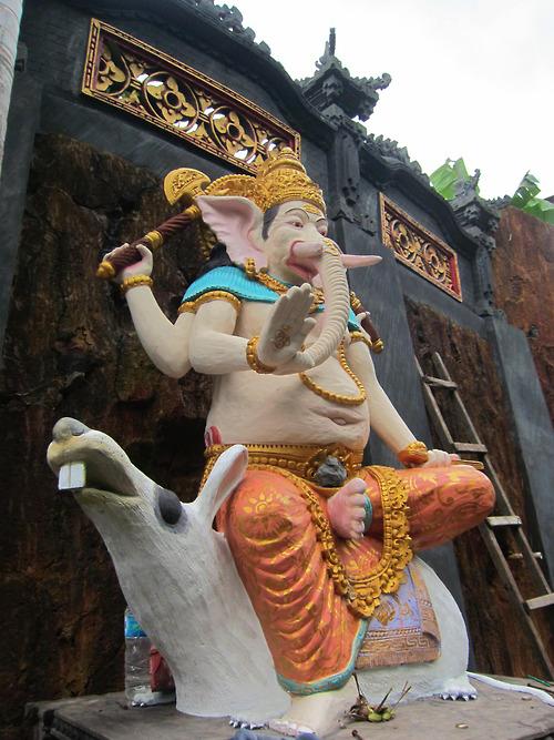 Big Ganesh - pensée pour Isa… - dans le futur centre de... Big Ganesh - pensée pour Isa… - dans le futur centre de méditation de Salua à Amlapura.