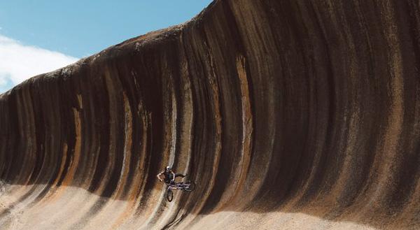 WaveRock, du BMX sur une vague en pierre géante