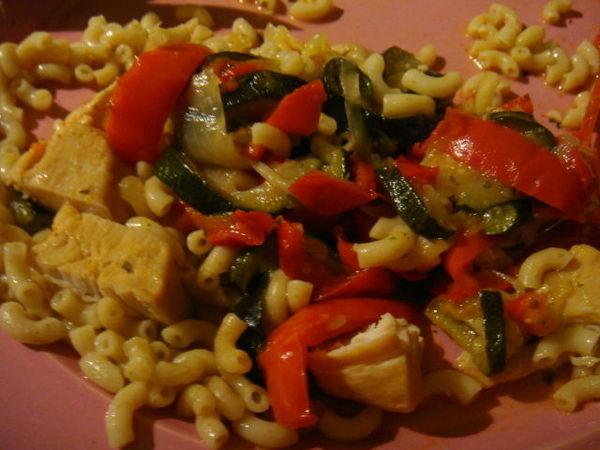 POULET ET SES COQUILLETTES AUX COURGETTES ET POIVRONS DSC01854