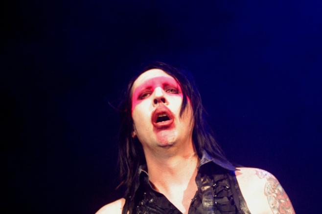 VIDEO Marilyn Manson s’évanoui en plein concert à acause d'une grippe ?