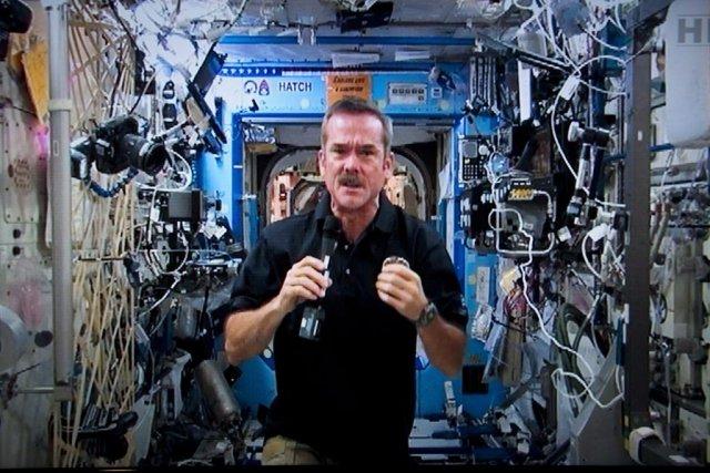 Le «capitaine Kirk» discute avec Chris Hadfield Chris Hadfield... (Photo Paul Chiasson, La Presse Canadienne)
