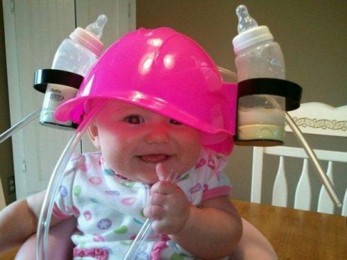 bébé avec casque et biberons sur la tête