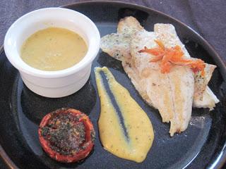 Filets de bar, feuilles de bricks, crème de potiron au basilic et tomates provencales