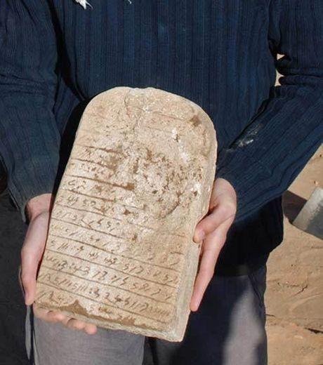 Le soudan et 35 petites pyramides découvertes, au temps de l'Égypte ancienne ! stele-sur-laquelle-un-texte-a-ete-grave-en-langue-meroitiqu.jpg