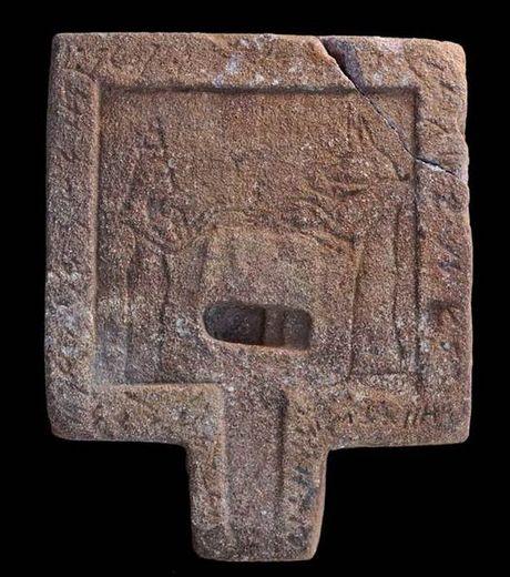 Le soudan et 35 petites pyramides découvertes, au temps de l'Égypte ancienne ! http://img0.mxstatic.com/pyramide/table-d-offrande-representant-le-dieu-a-tete-de-chacal-anubis-et-la-deesse-isis_57486_w460.jpg