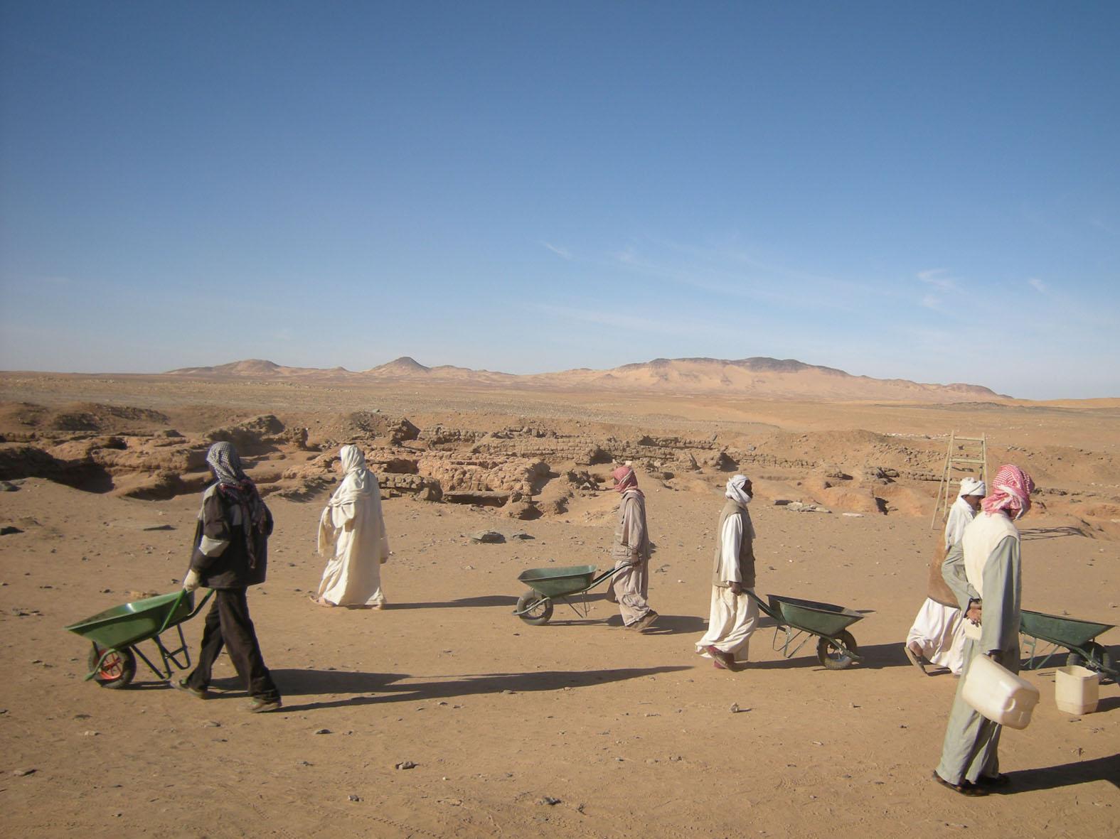 Le soudan et 35 petites pyramides découvertes, au temps de l'Égypte ancienne ! http://www.ambafrance-sd.org/IMG/jpg/1-_Sedeinga_fouille_de_la_necropole_meroitique.jpg