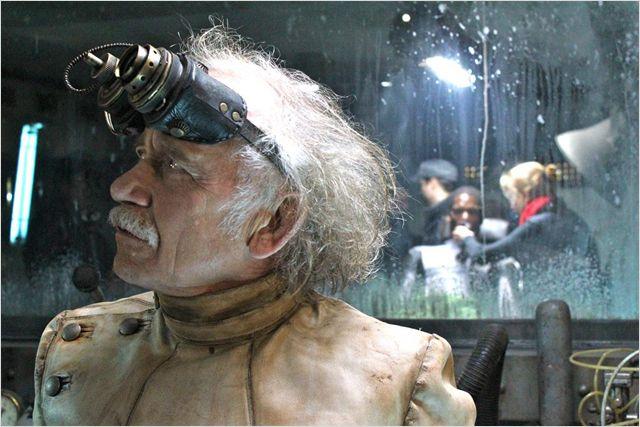 20013295.jpg-r_640_600-b_1_D6D6D6-f_jpg-q_x-xxyxx Critique Cinéma : Iron Sky (DVD)